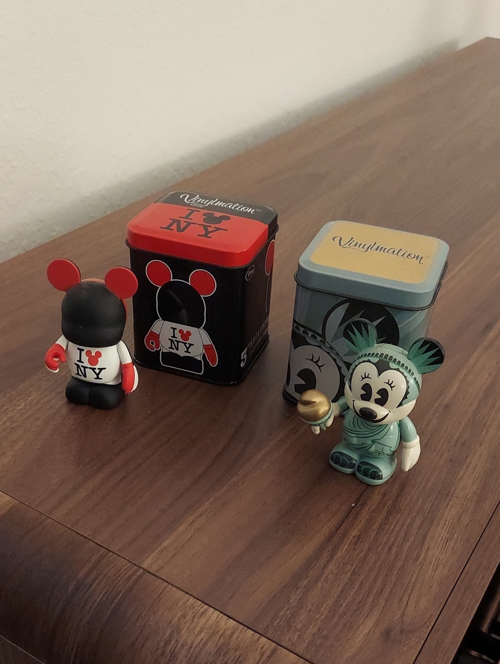 Disney Vinylmation I Love NY Black & Red Figure Set with Statue Minnie